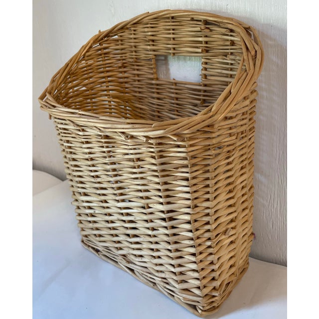 Cute hanging wall basket. Could be used as a planter or mail bucket