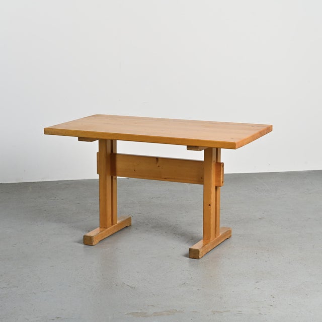 Rectangular tabletop with a solid pine stretcher base, selected for the Les Arcs ski resort. A passionate mountaineer,...