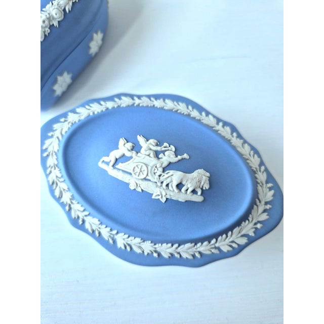 Mid-Century Modern Vintage Neoclassical Blue Jasperware Jewelry Oval Lidded Trinket Box with Cherubs by Wedgwood, 1960s For Sale - Image 3 of 4