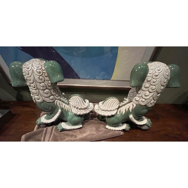 1970s Pair of Vintage 18″ Green Ceramic Foo Dogs — Opposing Stance — Excellent Condition For Sale - Image 5 of 5