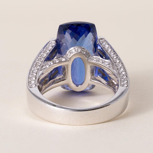 2000 - 2009 Estate 18k White Gold 11.56 Carat Tanzanite and Diamond Ring, Size 6.5 For Sale - Image 5 of 5