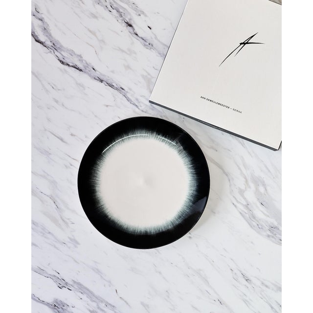 Set of 8 Minimalist "Variation 5 Dé" Dinner Plates by Ann Demeulemeester for Serax, in White Glazed Porcelain With Organic Black Border For Sale In Baltimore - Image 6 of 10