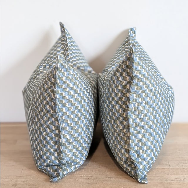 Fermoie Ruffle in blue and olive green in 100% cotton. Mini flange, invisible zippers and professionally serged seams....