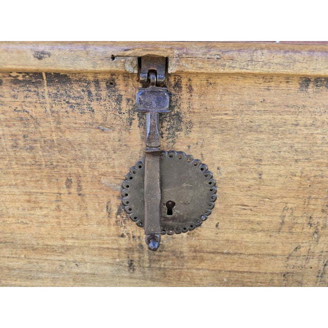 Spanish Antique 18th Century Spanish Colonial Mexican Chest Fancy Bermuda Dovetails in Sabino Wood For Sale - Image 3 of 16
