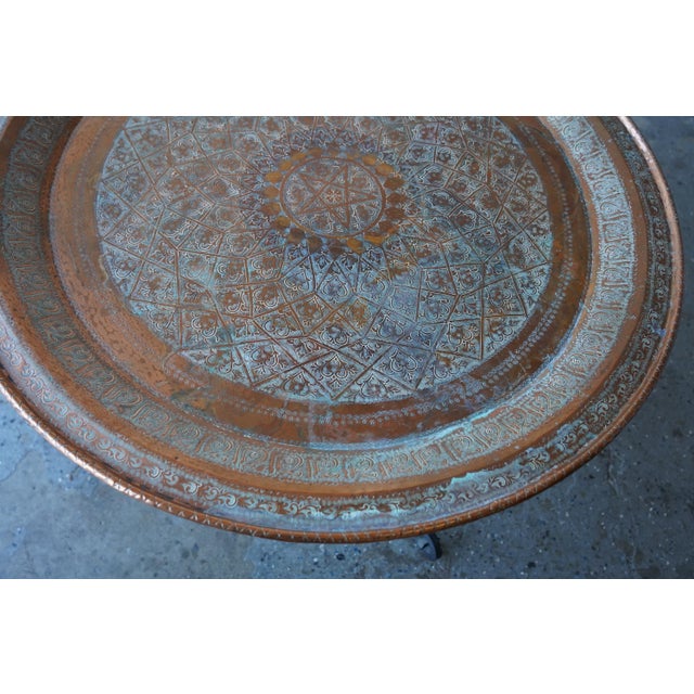 38" Hollywood Regency 1950s Moroccan Hand-Hammered Copper Tray Top Coffee Table With Wrought Iron Base For Sale In Las Vegas - Image 6 of 18