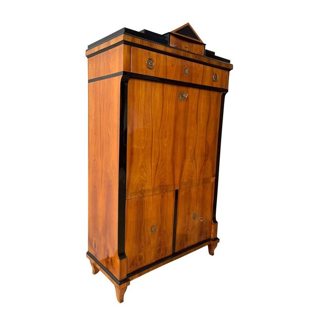 Elegant, early Biedermeier Secretaire / Secretary desk from South Germany around 1820. Beautiful classicist design with...