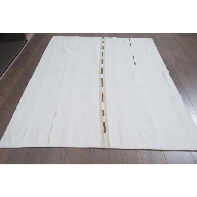 1970s Vintage Handmade Wool & Cotton Flatweave Kilim Rug – Neutral Cream Design For Sale - Image 4 of 11