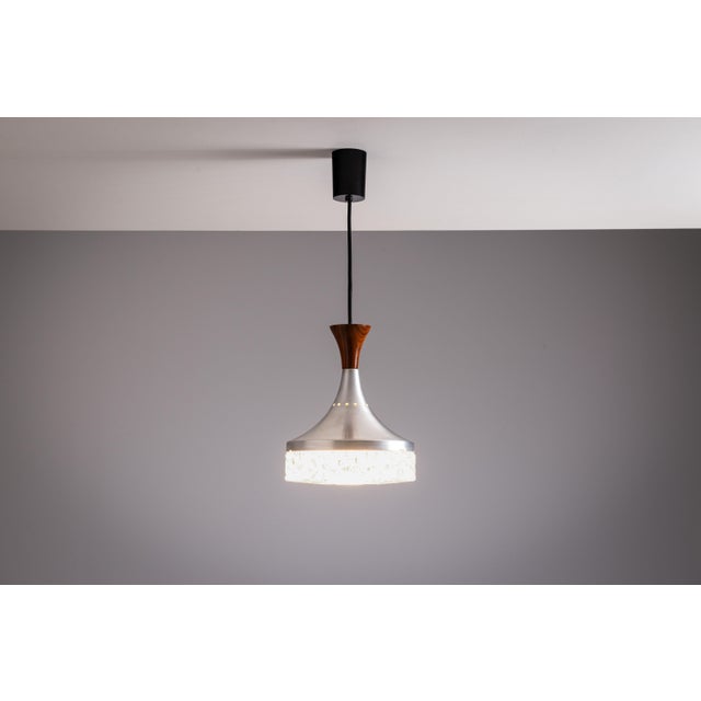 This elegant pendant light by Sölken Leuchten showcases the refined material harmony and craftsmanship typical of mid-...