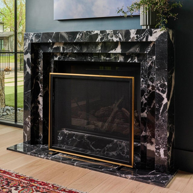 The Bleeker fireplace screen is all about simple sophistication. It features a sleek iron frame fixed around a lacquered...