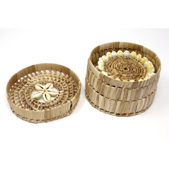 1980s Vintage Puka Shell and Woven Grass Coasters With Storage Box - Set of 7 For Sale - Image 5 of 13