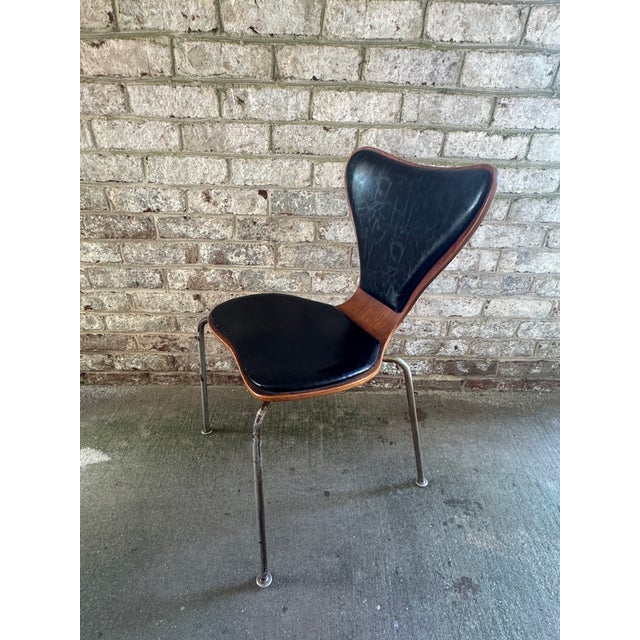 Mid Century Modern Chair, Leather Chrome and Walnut, in the Style of Cherner For Sale In New York - Image 6 of 17