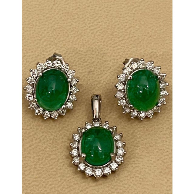 2020s 10 Ct Natural Emerald Zambia Cabochon & Diamond Stud Earring 14 Karat White Gold For Sale - Image 5 of 8