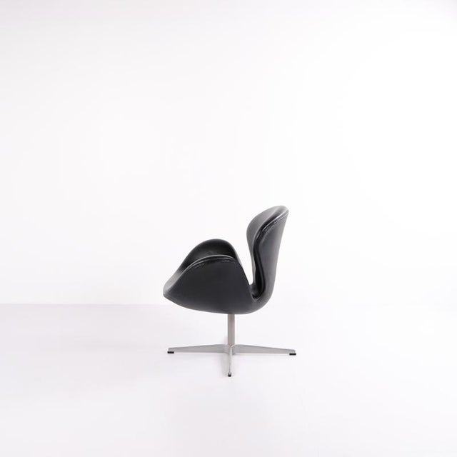 2000 - 2009 Swan Chair in Black Elegance Leather by Arne Jacobsen for Fritz Hansen, 2002 For Sale - Image 5 of 14