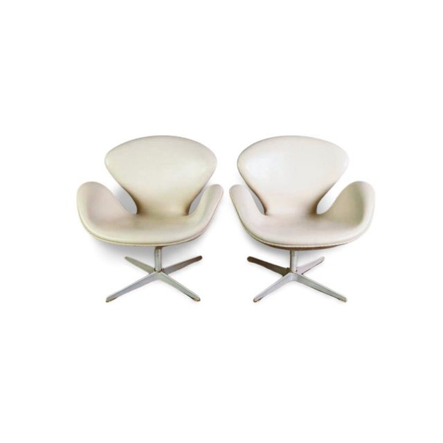Swan Chair in White Leather by Arne Jacobsen for Fritz Hansen For Sale - Image 13 of 13