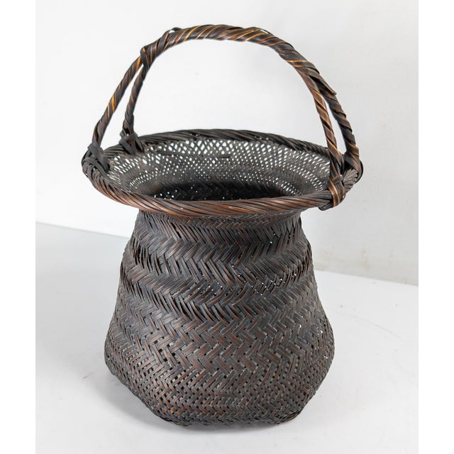 We are selling this beautiful Japanese Ikebana flower arranging hanakago basket. This basket has great form with handle...