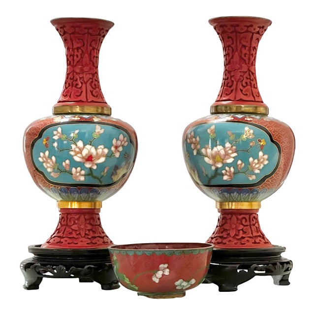 Cloisonné Enamel Mirrored Vintage Cinnabar Vases on Wood Stands With Bowl - 5 Piece Set For Sale