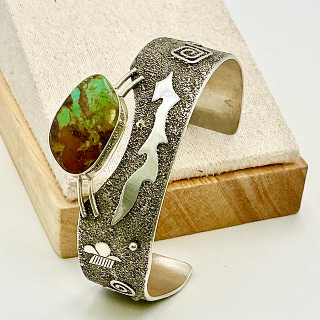 1990s Vintage Southwestern Navajo American Silversmith Fritson Toledo Sterling & Green Turquoise Cuff Bracelet - 7” For Sale - Image 13 of 18