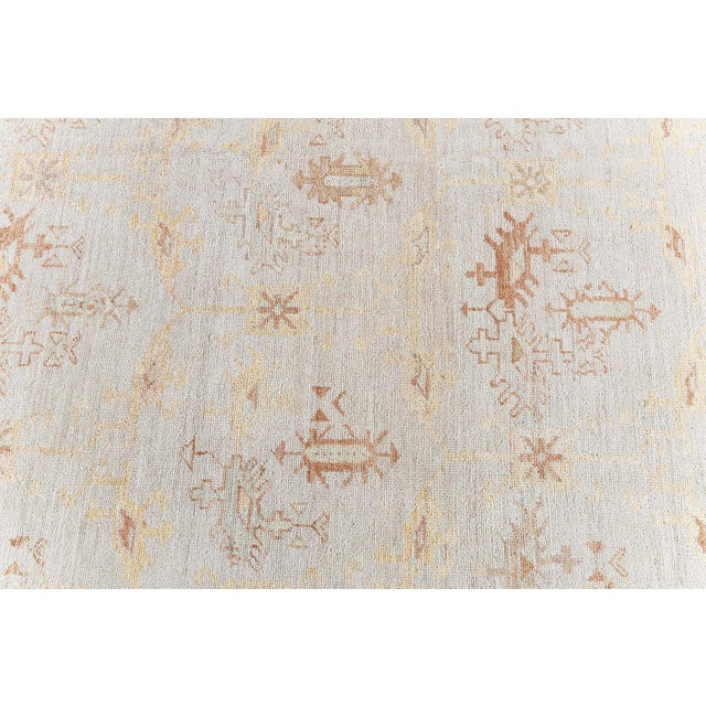 Traditional Rug Antique-Inspired Sunburst Medallion Beige "Dawnlight" For Sale In New York - Image 6 of 9