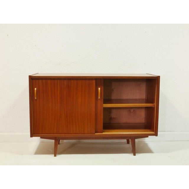 This original sideboard from the 1960s impresses with its clean lines and high-quality craftsmanship. It was manufactured...