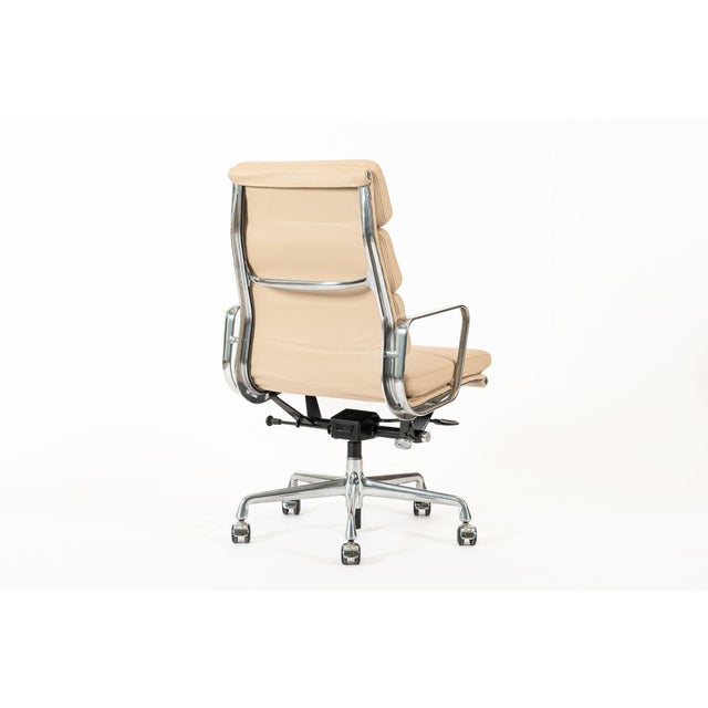 Eames Herman Miller Tall Cream Leather Office Chair Aluminum Group For Sale In Detroit - Image 6 of 12