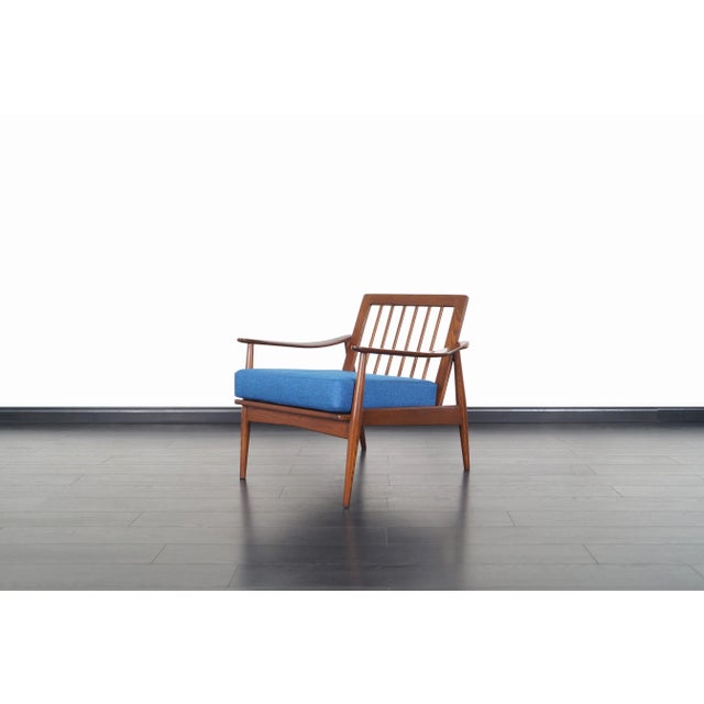 This striking mid-century modern lounge chair showcases the timeless balance of sculptural form and functional comfort...