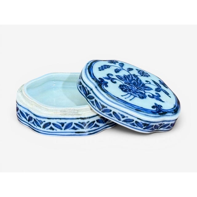 Emperor Xuande Marked Diminutive Lidded Box, Blue and White Porcelain For Sale In New York - Image 6 of 17
