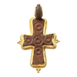 Antique An Oxblood Byzantine pendant in 21K Gold For Sale