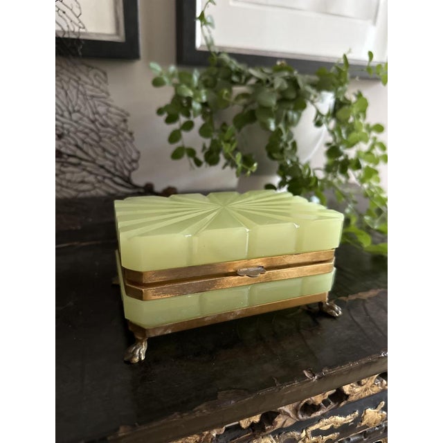 19th Century French Opaline Glass Box in Pistachio Green, 1880s For Sale - Image 3 of 18