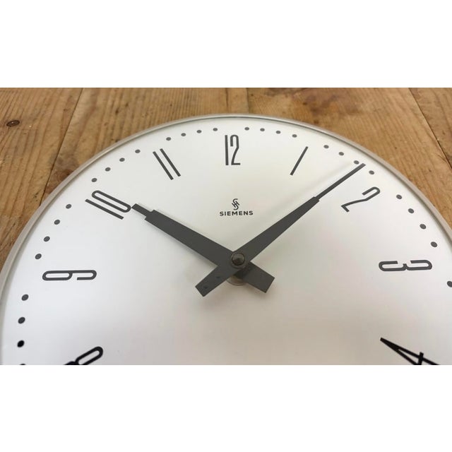 Industrial Factory Grey Wall Clock from Siemens, 1970s For Sale - Image 9 of 17