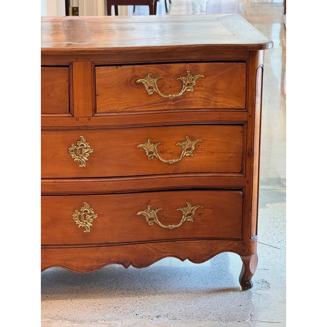 19th Century Louis XV Walnut Serpentine Commode For Sale - Image 5 of 10