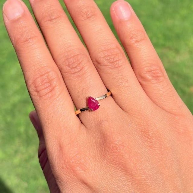 Boho Chic Estate Pear-Shaped Natural Ruby Solitaire Ring Size 6.5 in 14k Yellow Gold For Sale - Image 3 of 16