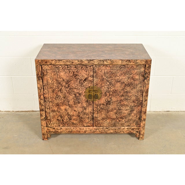 A gorgeous mid-century modern Hollywood Regency Chinoiserie console or bar cabinet By Henredon USA, Circa 1970s Walnut in...