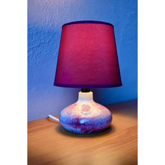 This small table lamp boasts an elegant and understated bohemian design. The base is made of stoneware, speckled with a...