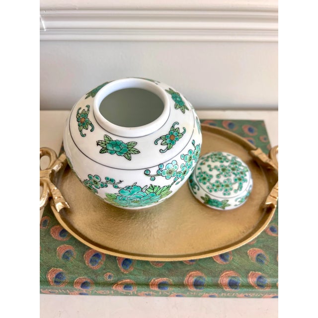 Japanese Gold Imari Hand-Painted Green Floral & Pheasant Ginger Jar – Japan, Mid 20th Century Porcelain For Sale - Image 3 of 5