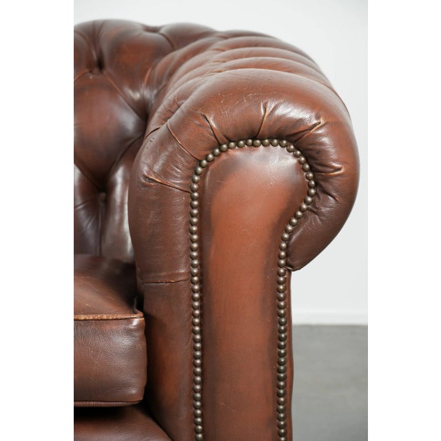 Vintage English Chesterfield 2.5-seater Sofa in Brown Cowhide For Sale - Image 14 of 17