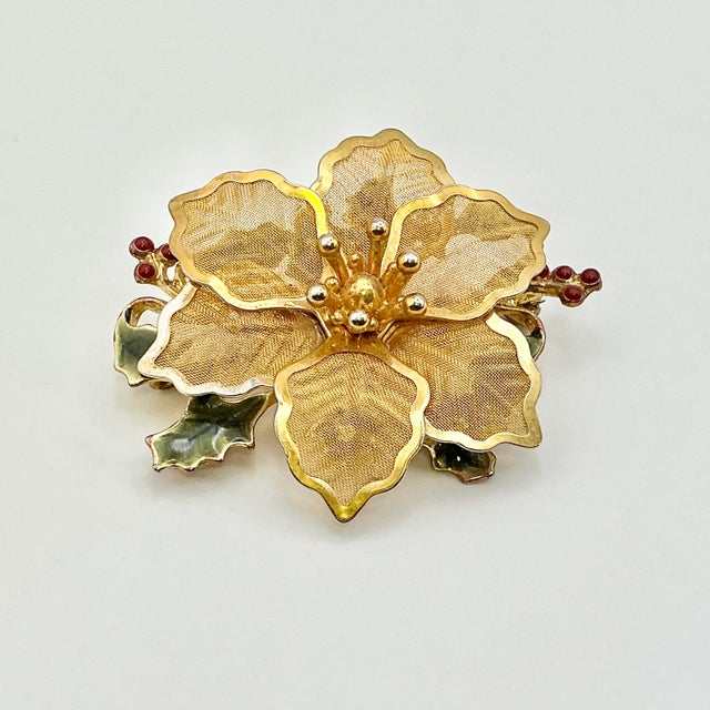 1960s Vintage Americana Hollywood Regency Gold Mesh Christmas Poinsettia Brooch, MC Manufacturing For Sale - Image 6 of 6