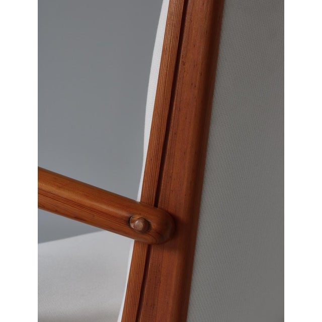 Swedish Cabinetmaker Sofa in Pinewood & White Vägen Linen for Svenskt Tenn, 1940s For Sale - Image 13 of 18