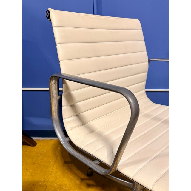 Mid-Century Modern Aluminum Group Office Chair by Charles and Ray Eames for Herman Miller, 1970s For Sale - Image 3 of 8
