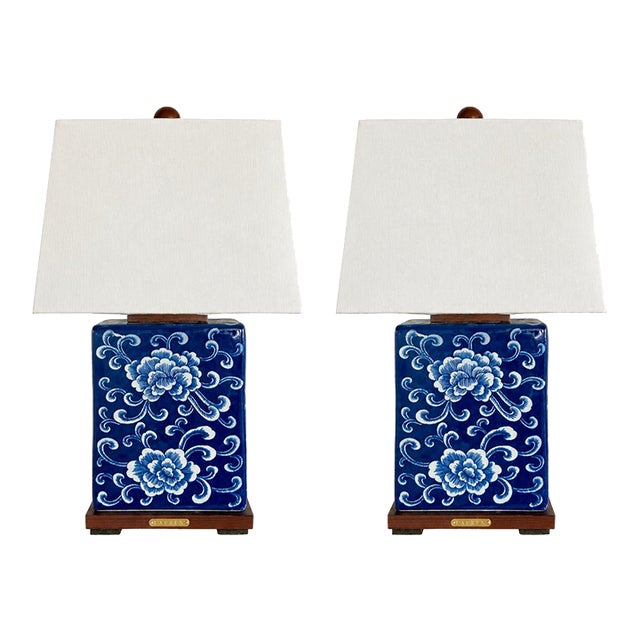 Ralph Lauren Blue & White Chinoiserie Porcelain Table Lamps, Pair – Peony Motif, Wood Bases & Classic Designer Elegance For Sale