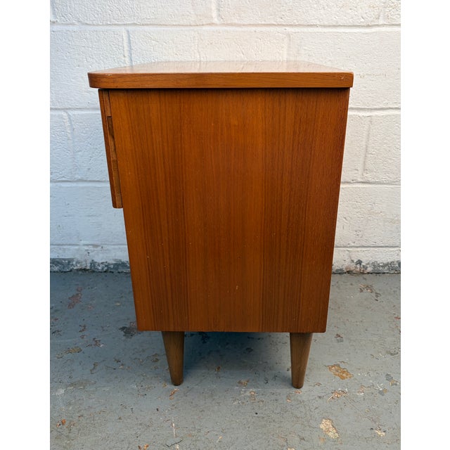 Single Mid 20th Century Modern Walnut Nightstand by Young Mfg., Attributed For Sale In New York - Image 6 of 14