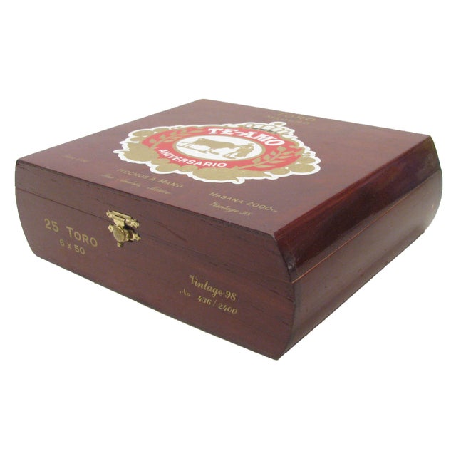 Te Amo Mahogany Desktop Dresser Box Chairish Incapaz de salir adelante por si misma, su madre y sus amigos intentan animarla. chairish