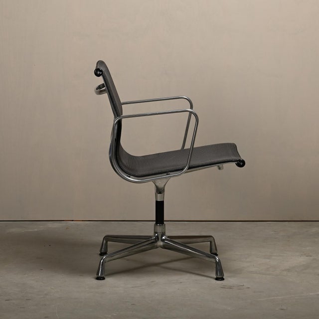 Vitra EA108 Aluminum Dining Chair in Charcoal Netweave Mesh by Charles & Ray Eames for Vitra, 2007 For Sale - Image 4 of 18