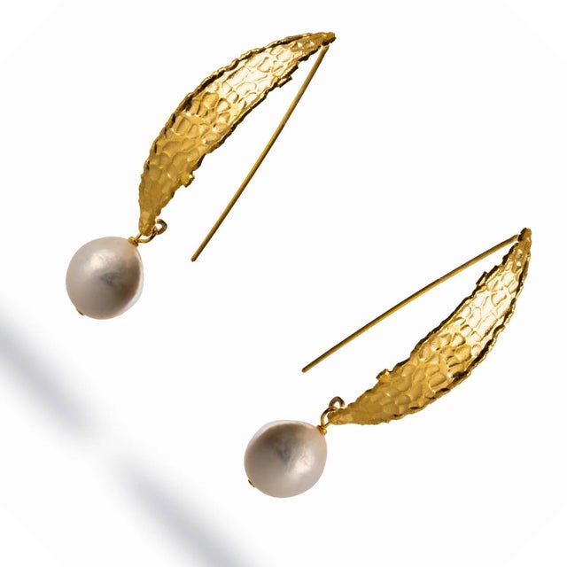 Baroque Chunky Gold Hook Baroque Pearl Drop Earrings, A Pair For Sale - Image 3 of 8