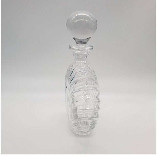 Beautiful ribbed clear crystal decanter with round topper in the shape of a shell. A perfect addition to your bar .