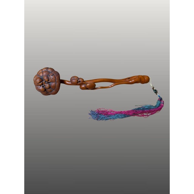 China, 19th century. Wooden ruyi scepter in the shape of a lingzhi. Very good condition (see photos). Dimensions: 32 x 8 x...