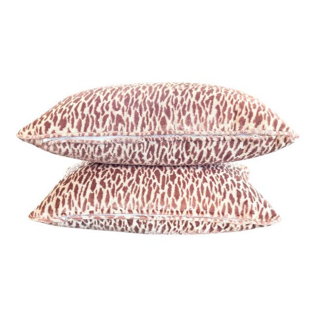 Schumacher Pink Velvet Lumbar Pillows – Pair For Sale - Image 4 of 7
