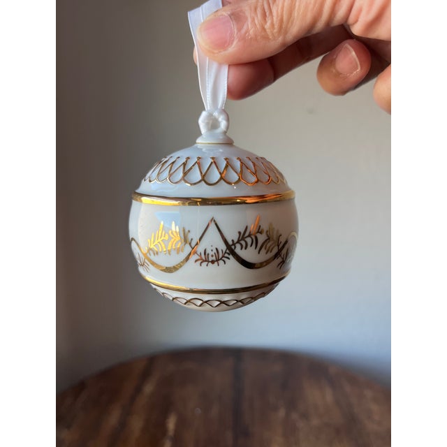 2000 - 2009 Wedgwood Holiday Splendour Bone China Christmas Ornament With 22 Karat Gold Accent For Sale - Image 5 of 8
