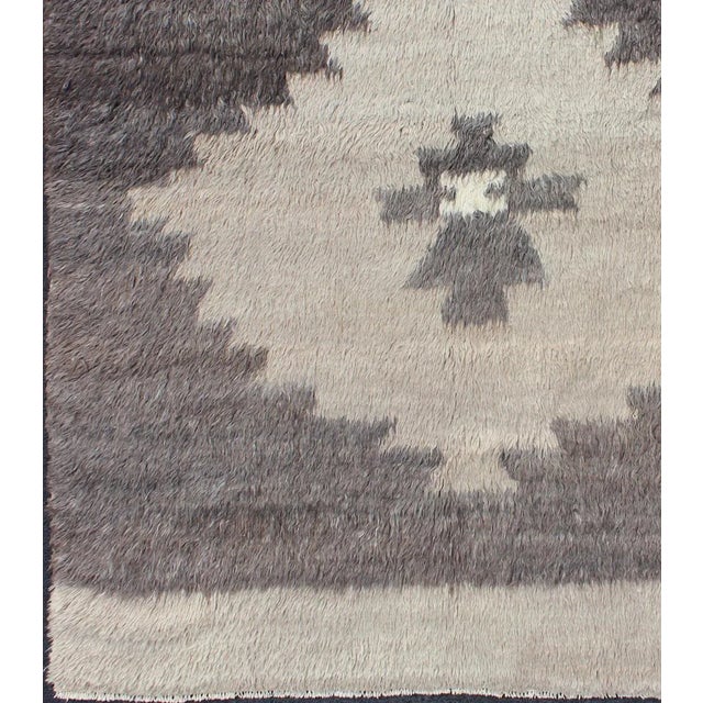 Minimalist & Modern Design Turkish Tulu Vintage Rug With Multi-Layered Medallion For Sale In Atlanta - Image 6 of 9