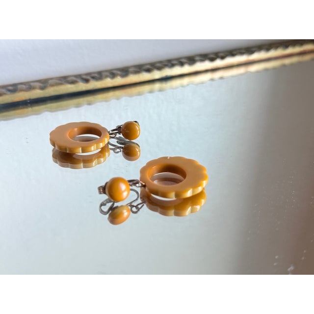 Vintage 1940s Mustard Yellow Bakelite Dangle Earrings With Scalloped Edge, A Pair For Sale - Image 13 of 13