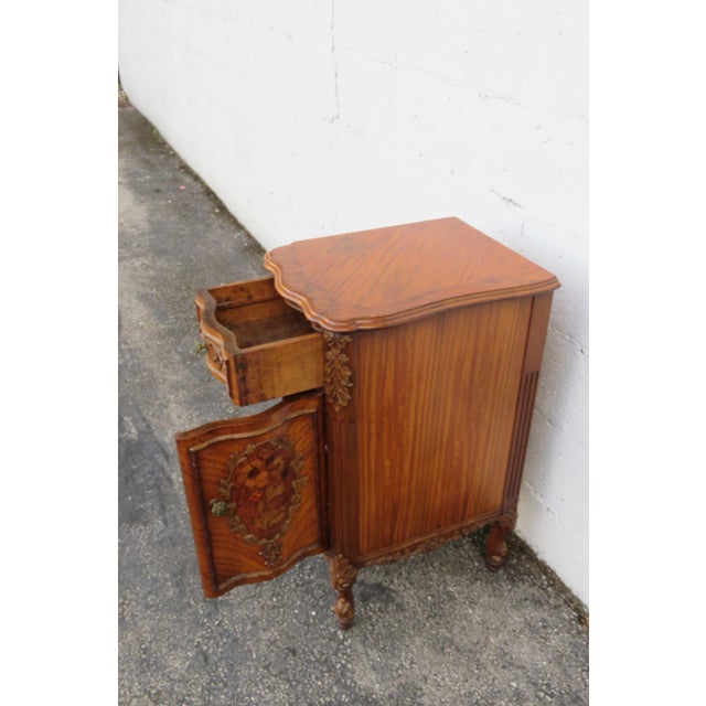 French Early 1900s Johnson Furniture Carved Inlay Tall Nightstand Side End Table 6235, Attributed For Sale - Image 17 of 18